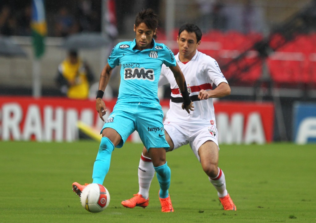 Neymar controls the ball against Sao Paulo